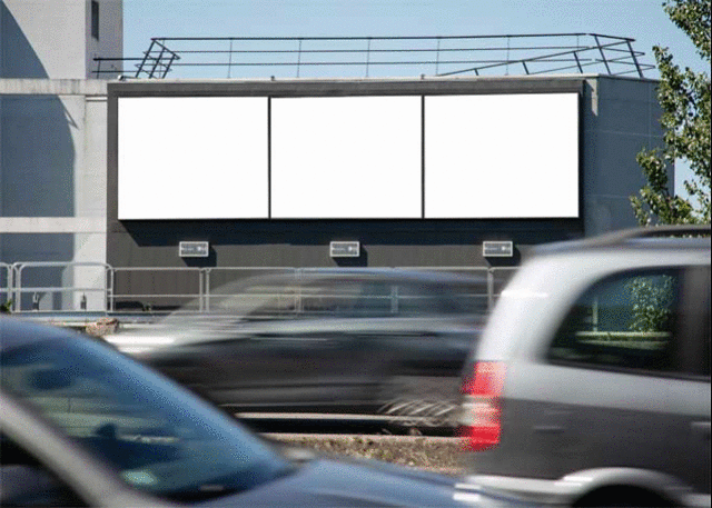 Animation du logo BroadSign Reach sur fond blanc sur 3 écrans ExterionMedia du périphérique de Paris.