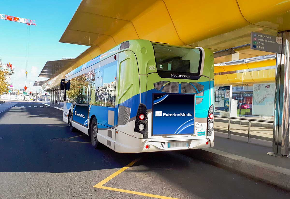 Bus st nazaire à l'arrêt vu de derrière