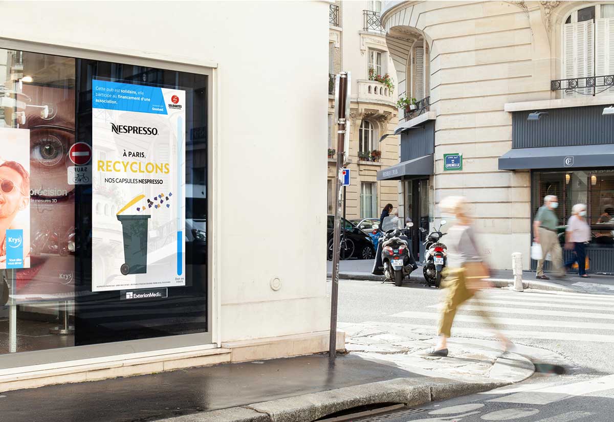 Ecrand dans une vitrine à Paris avec une pub goodeed