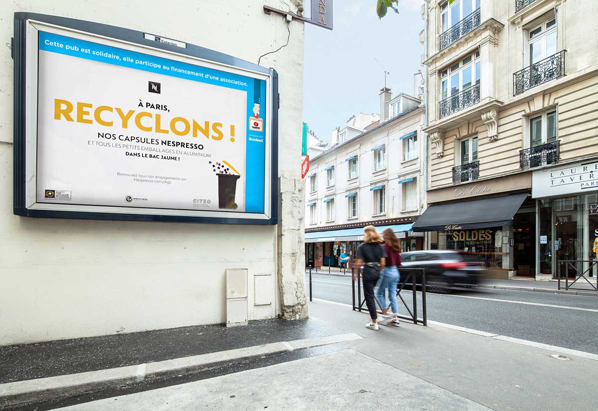 Panneau dans une rue à Paris avec une pub goodeed