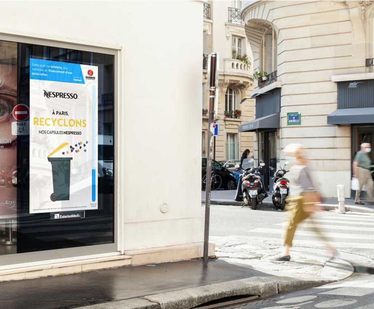 Ecrand dans une vitrine à Paris avec une pub goodeed